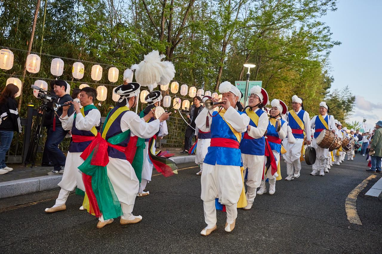 104_역순_포토갤러리_1페이지_2025 울산옹기축제 옹기로 길놀이 2.jpg